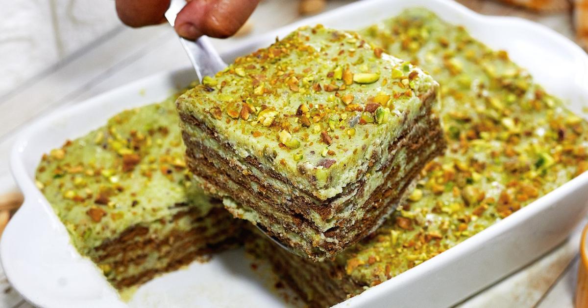 Pavê de pistache com creme cremoso, biscoitos e cobertura crocante. Fácil, delicioso e sofisticado!...