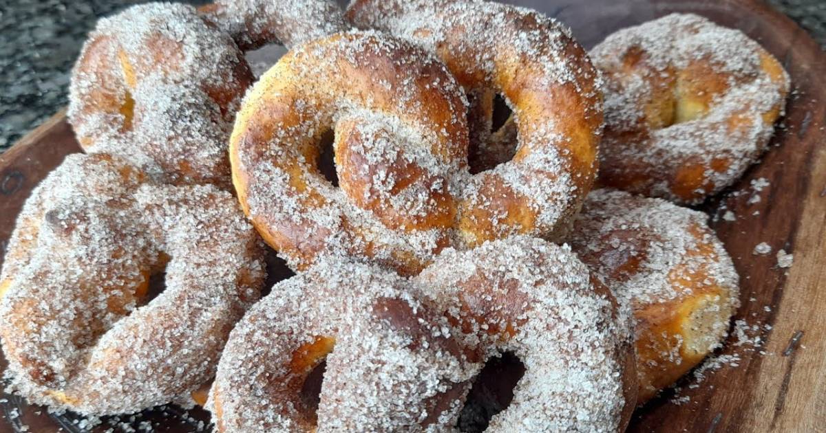 Prepare um pretzel com açúcar e canela, fofinho e delicioso, com essa receita alemã passo...