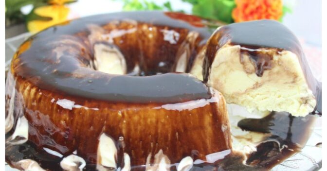 Pudim: Pudim de Sorvete com Calda de Chocolate