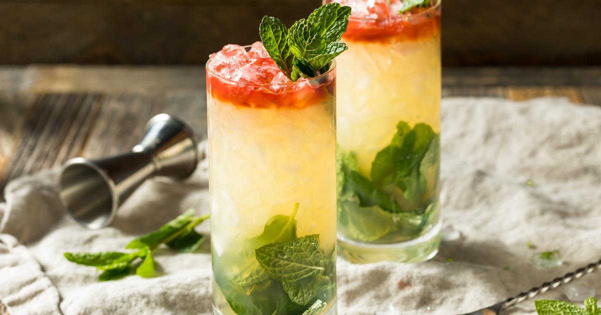 Receita fácil e refrescante do Queen’s Park Swizzle com rum envelhecido e hortelã....