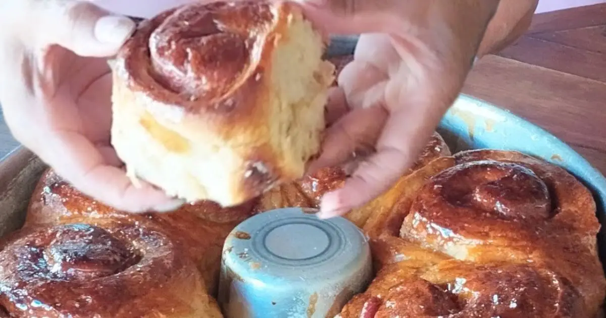 Aprenda a fazer rosca de mandioca com goiabada cascão. Massa macia, recheio delicioso e um...