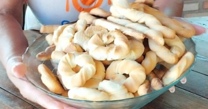 Biscoitos: Rosquinhas de Pinga com Calda e Coco