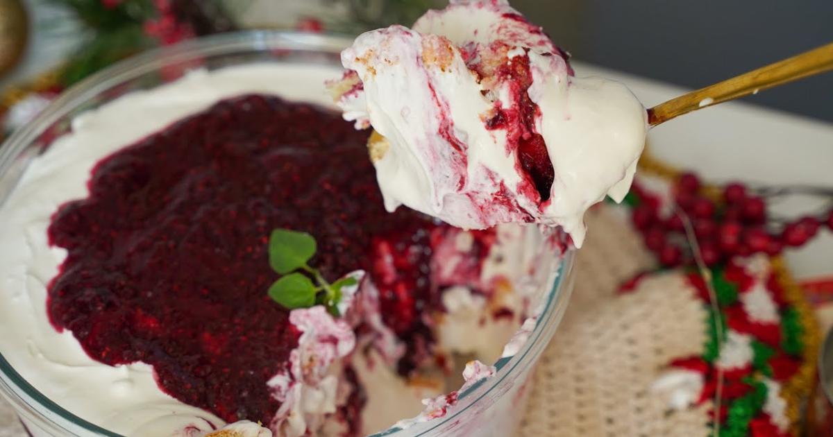 Sobremesa gelada na travessa, fácil, com frutas vermelhas, creme leve e bolacha champanhe....