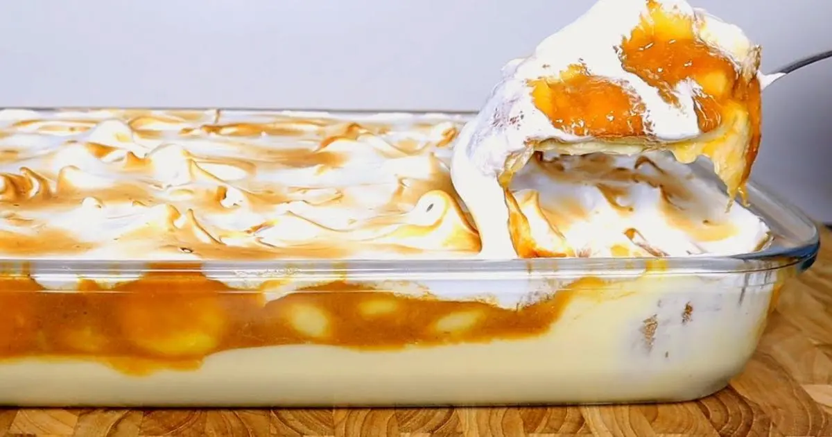 Sobremesa cremosa de banana com caramelo, creme e merengue dourado. Fácil, deliciosa e irresistível!...