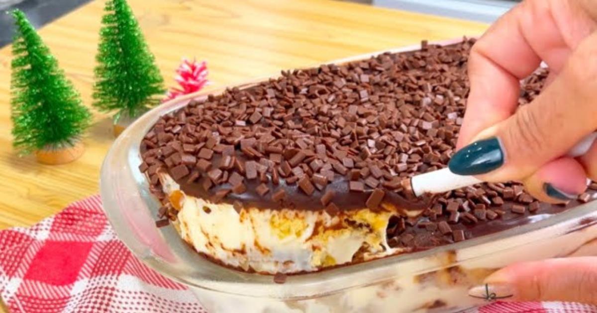 Pavêtone natalino com camadas de creme, chocotone e ganache de chocolate, fácil e delicioso....