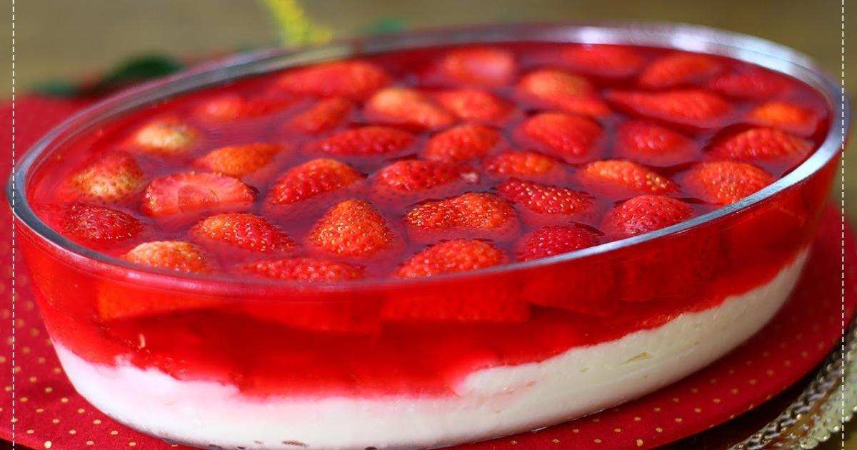 Sobremesa gelada de morango com creme branco e gelatina. Fácil, deliciosa e perfeita para festas!...