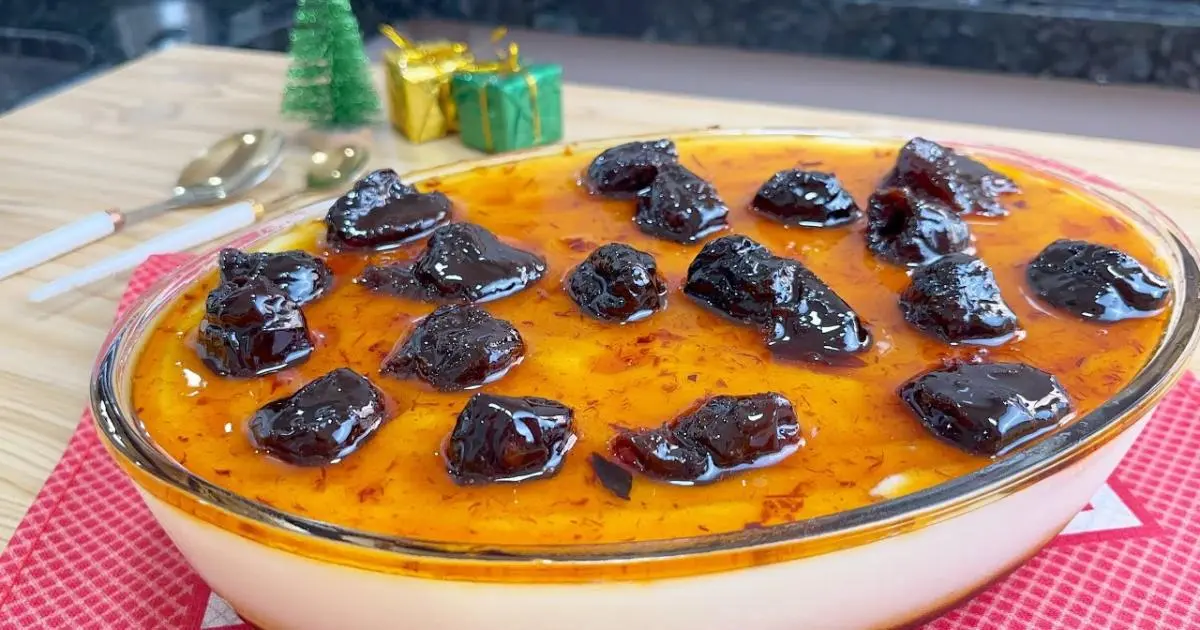 Manjar de coco com calda de ameixas, cremoso, fácil e perfeito para festas de Natal!...