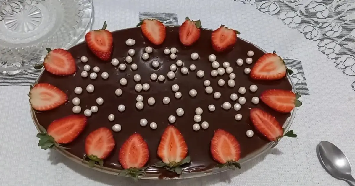 Sobremesa de morango com creme Ninho e ganache perfeita para o Natal. Fácil e irresistível!...