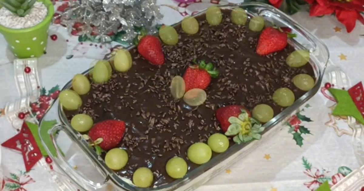 Sobremesa prática com morangos, uvas e brigadeiro para o Natal em poucos passos....