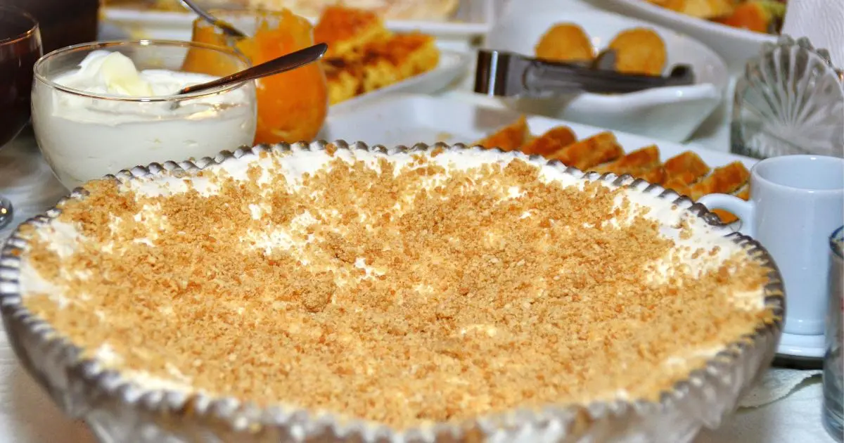 Torta Banoffee na bandeja com banana, doce de leite e chantilly, simples e deliciosa....