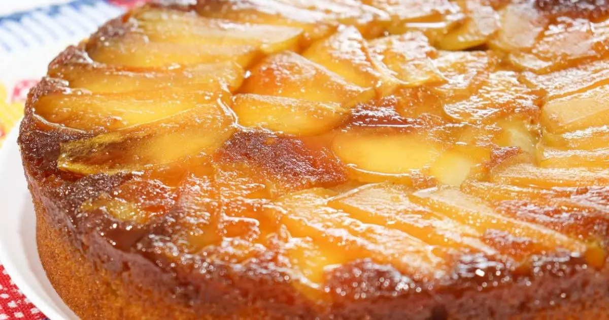 Torta de maçã simples com caramelo caseiro e massa fofinha, perfeita para qualquer ocasião especial!...