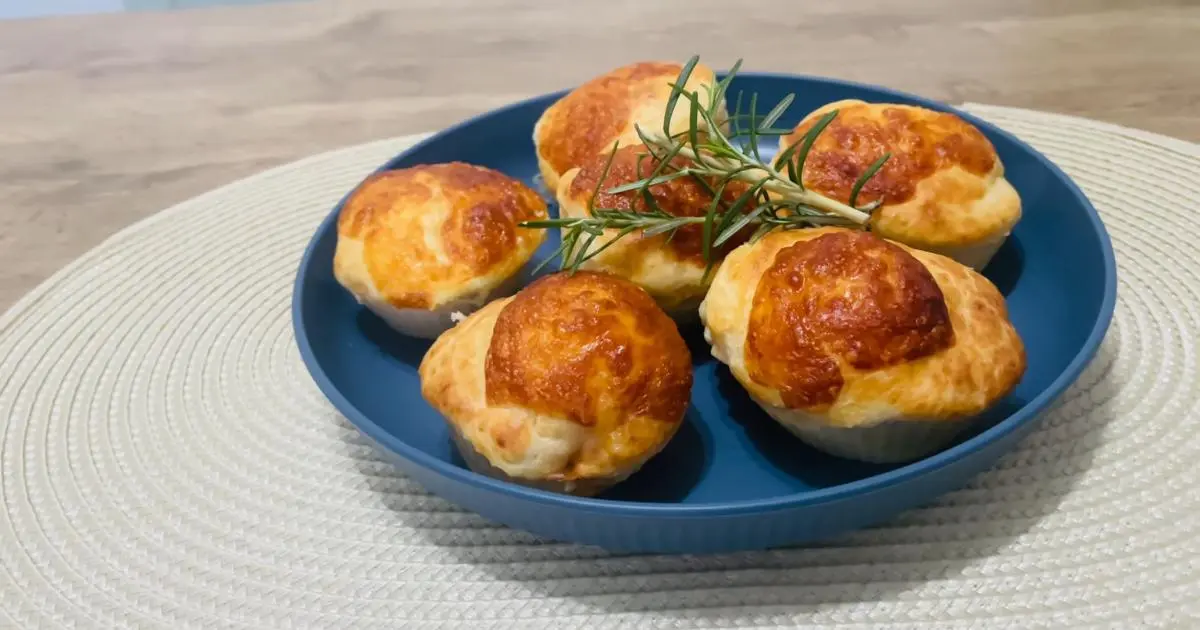 Receita prática de tortinha de frango feita na Airfryer com massa rápida e saborosa....