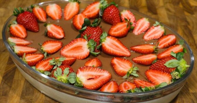 Sobremesas: Travessa Gelada de Ninho com Chocolate