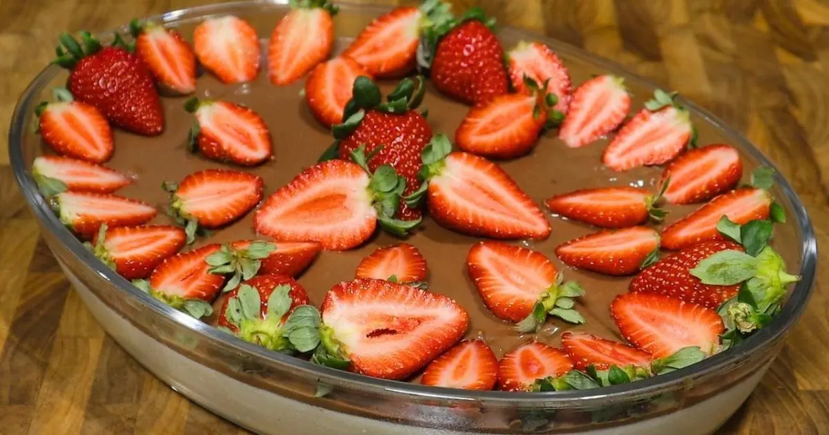 Travessa cremosa de Ninho com ganache de chocolate e morangos, rápida, fácil e perfeita para...