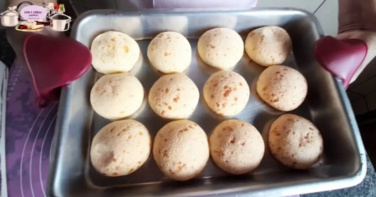 Aprenda a fazer o autêntico pão de queijo mineiro! Receita fácil, com queijo meia-cura e...