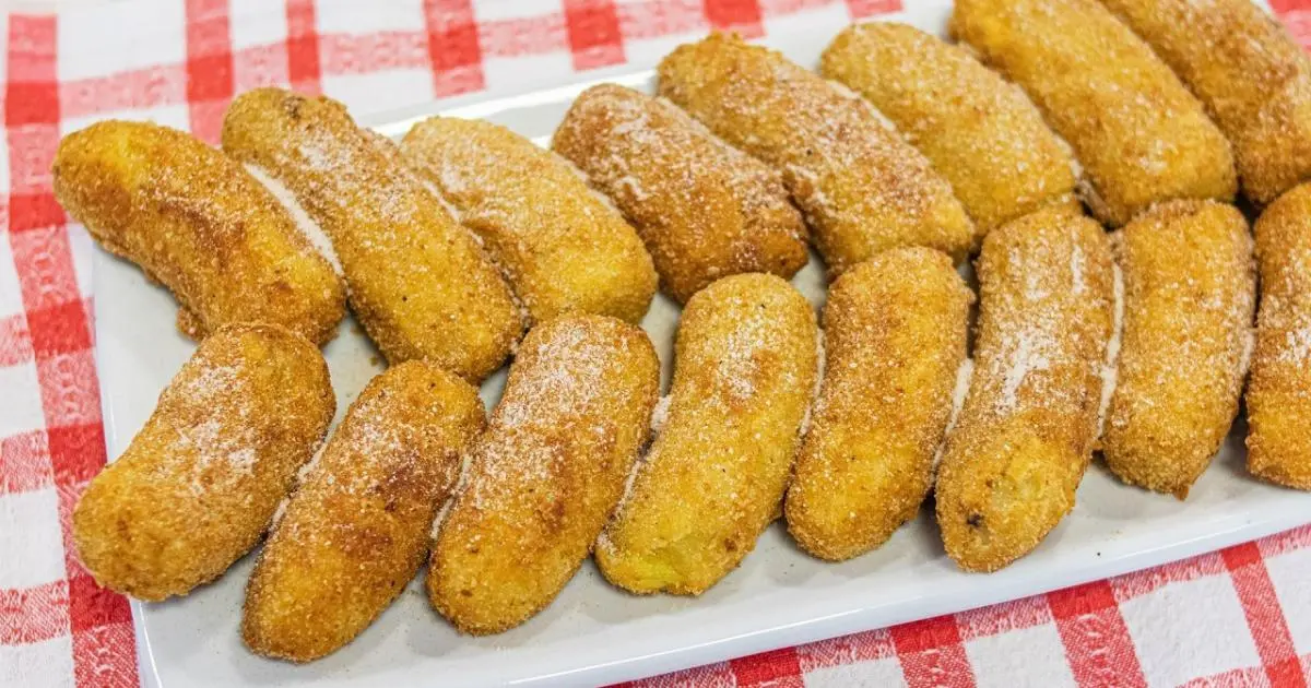 Banana frita crocante, sequinha e fácil. Receita igual de restaurante, perfeita como acompanhamento ou sobremesa!...