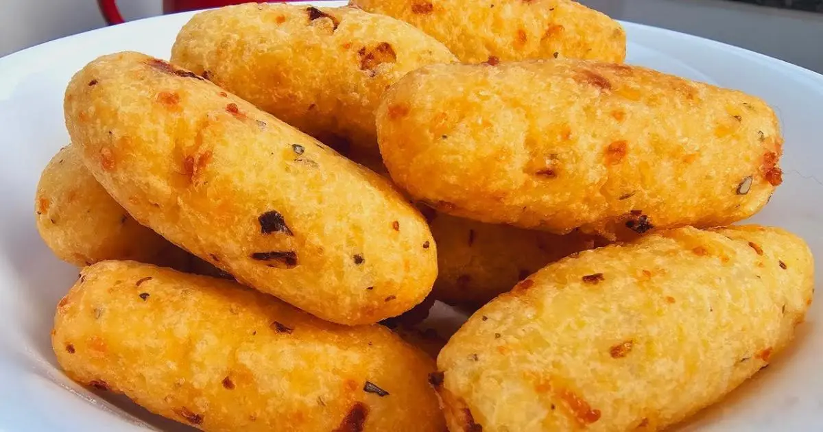 Bolinho de arroz fácil, feito com sobras de arroz, queijo e temperos. Crocante por fora,...