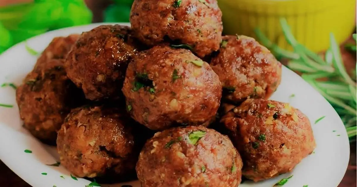 Prepare deliciosos Bolinhos de Carne Moída com Requeijão e Massa de Batata. Crocantes, saborosos e...