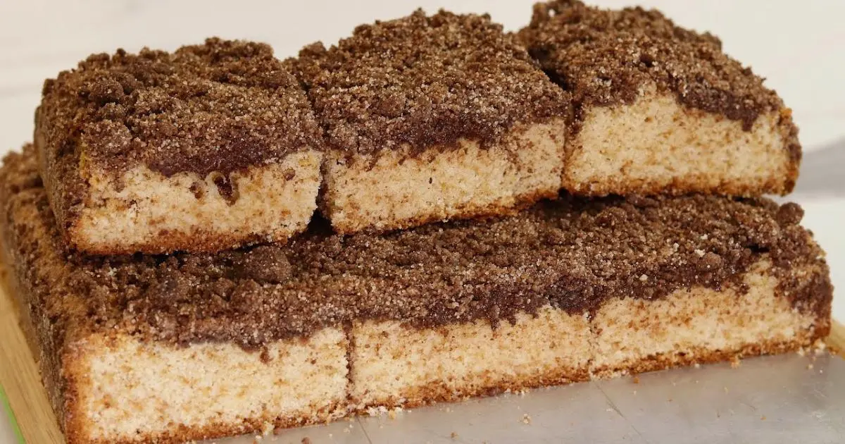 Bolo cuca de chocolate com farofa crocante, recheio derretido e massa macia e deliciosa....