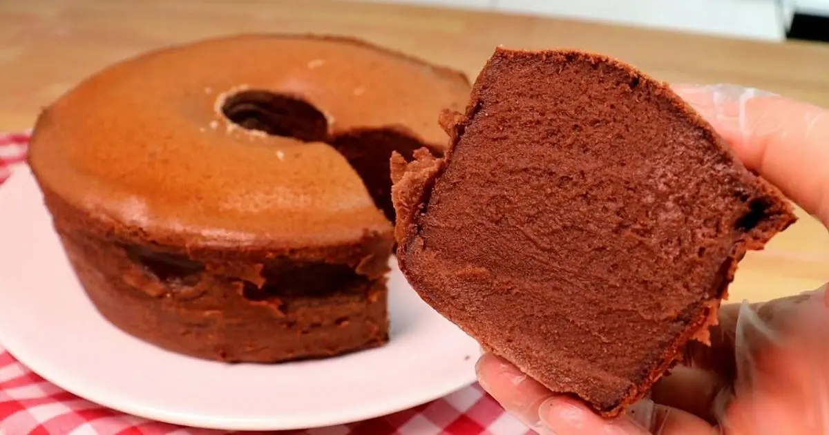 Bolo mole de leite com chocolate, cremoso, fácil de fazer e perfeito como sobremesa!...