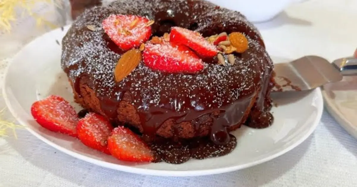 Receita de bolo saudável de chocolate, sem açúcar, sem farinha e sem gordura. Fácil de...