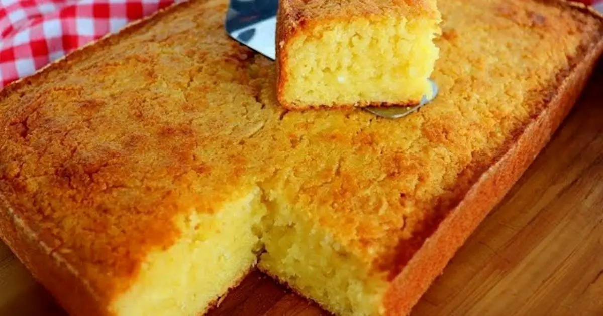 Bolo de mandioca cremoso, simples de preparar, com toque de coco, perfeito para qualquer ocasião!...