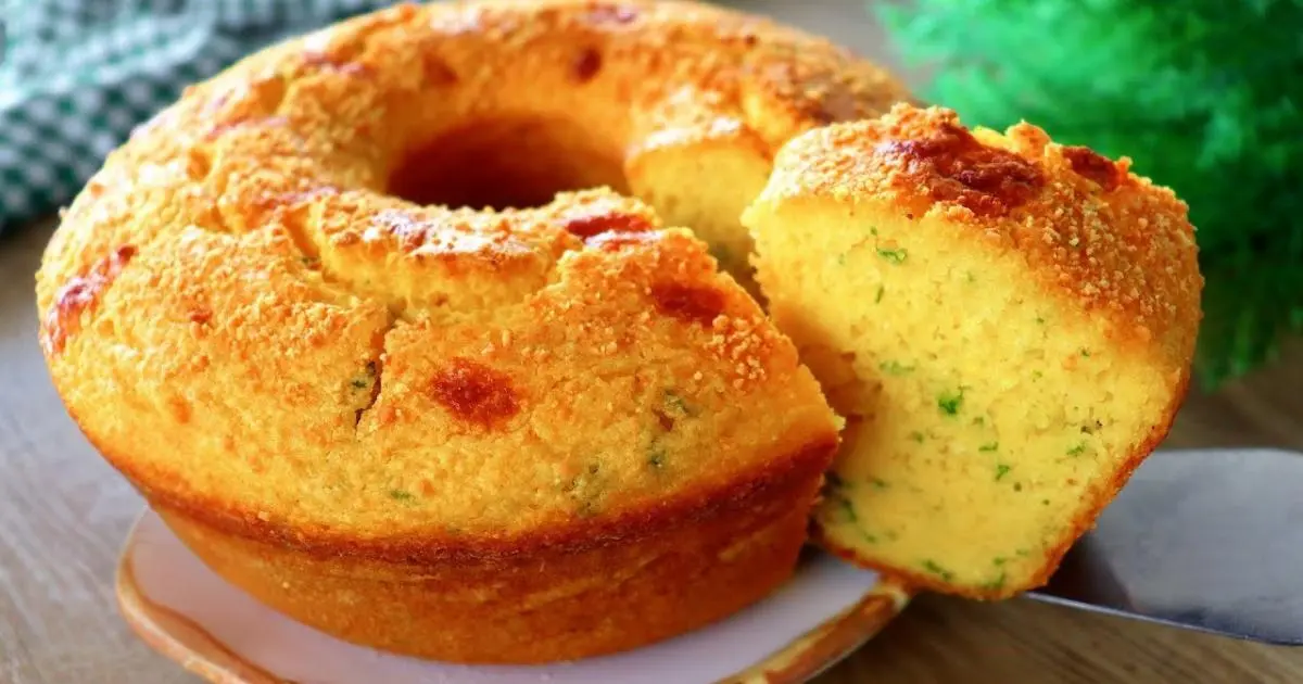 Receita prática de bolo de milho salgado feito no liquidificador, fofinho e saboroso....