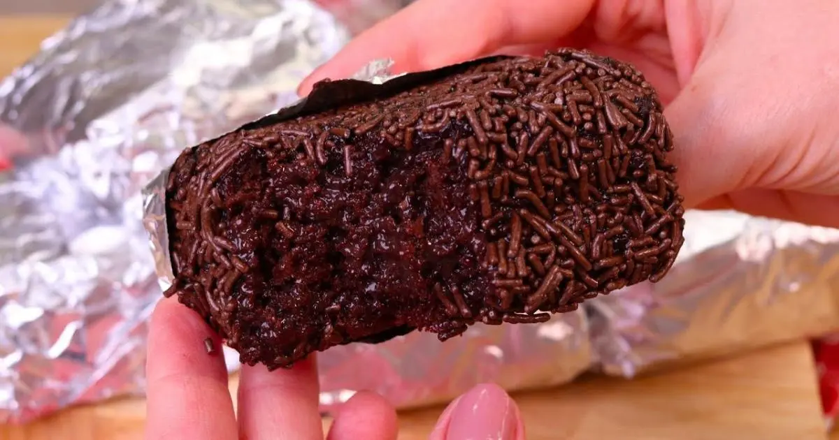 Receita de bolo de sorvete de chocolate gelado, com calda de brigadeiro e granulado....