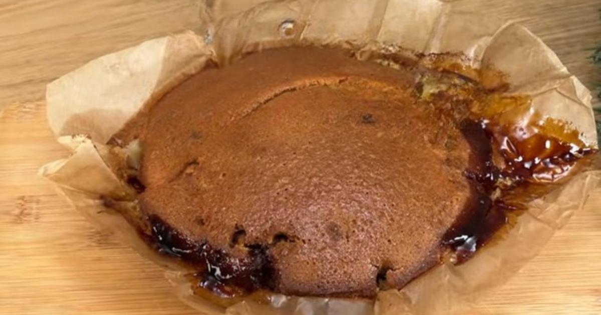 Bolo de banana caramelizado com apenas um ovo! Receita fácil, rápida e deliciosa....