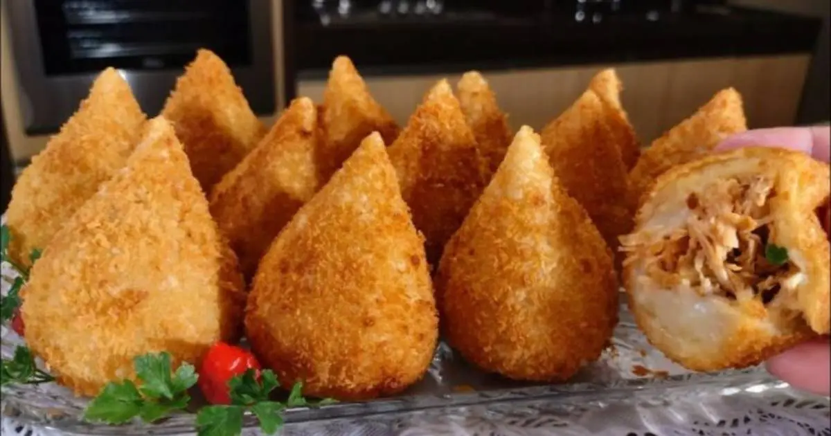 Aprenda a fazer a melhor receita de  Coxinha de Frango Massa Perfeita, recheio cremoso,...