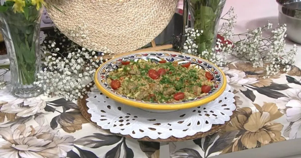 Receita fácil e nutritiva de cuscuz marroquino com frango para o dia a dia....