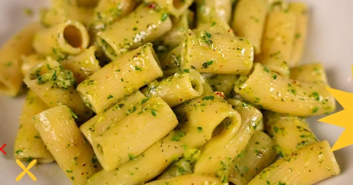 Aprenda a preparar um delicioso macarrão ao pesto! Rápido, prático e cheio de sabor com...