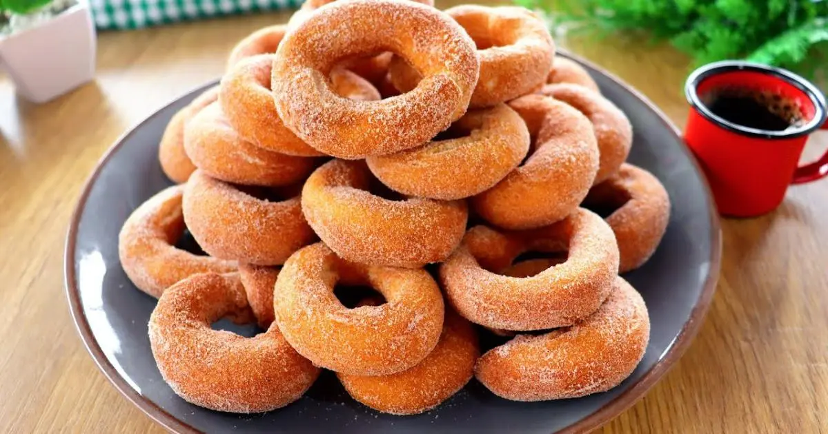 Receita fácil de donuts de vinagre sequinhos e fofinhos, perfeitos para acompanhar o café....