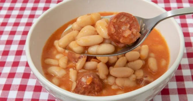 Especiais: Feijão Branco com Linguiça: Receita Fácil e Deliciosa!