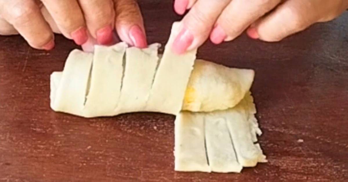 Prepare um folhado de maçã e banana com canela, uma sobremesa fácil, sofisticada e cheia...