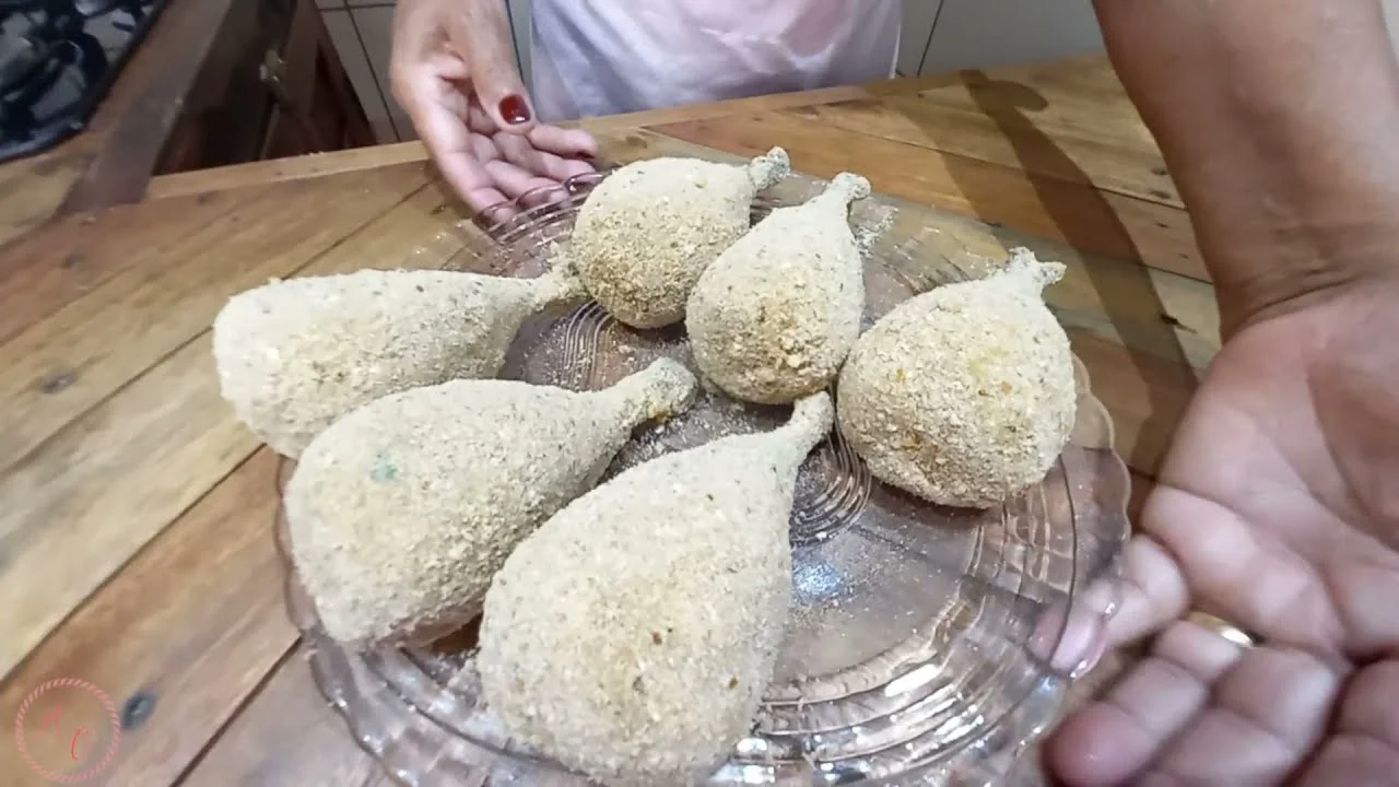 Prepare uma deliciosa coxinha gigante de frango cremoso com massa de batata, perfeita para saborear...