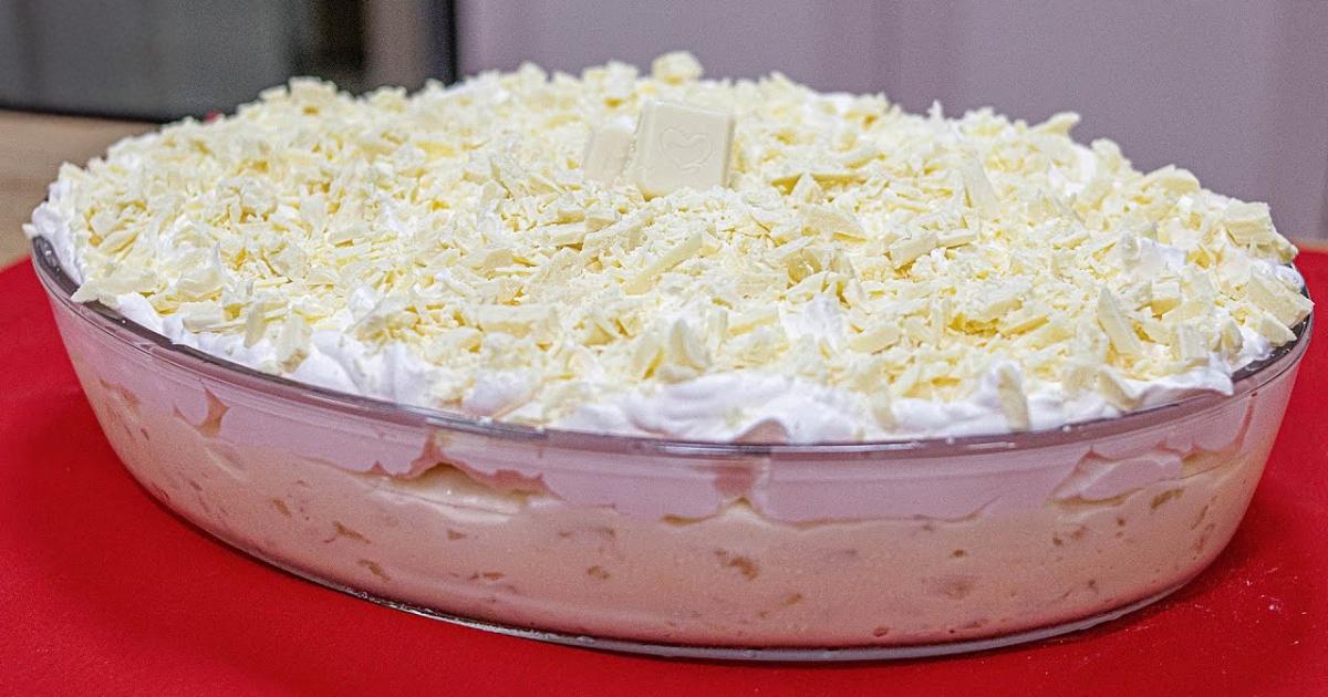 Sobremesa gelada de abacaxi com creme e cobertura de chantilly e chocolate branco....