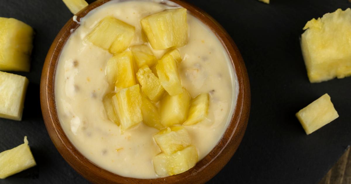 Faça um gelado de abacaxi com coco fácil, cremoso e perfeito para qualquer ocasião....