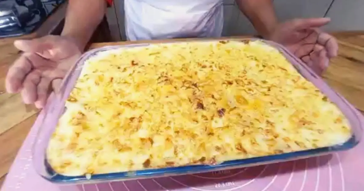 Aprenda a fazer um delicioso macarrão com molho branco e queijo no forno, uma receita...