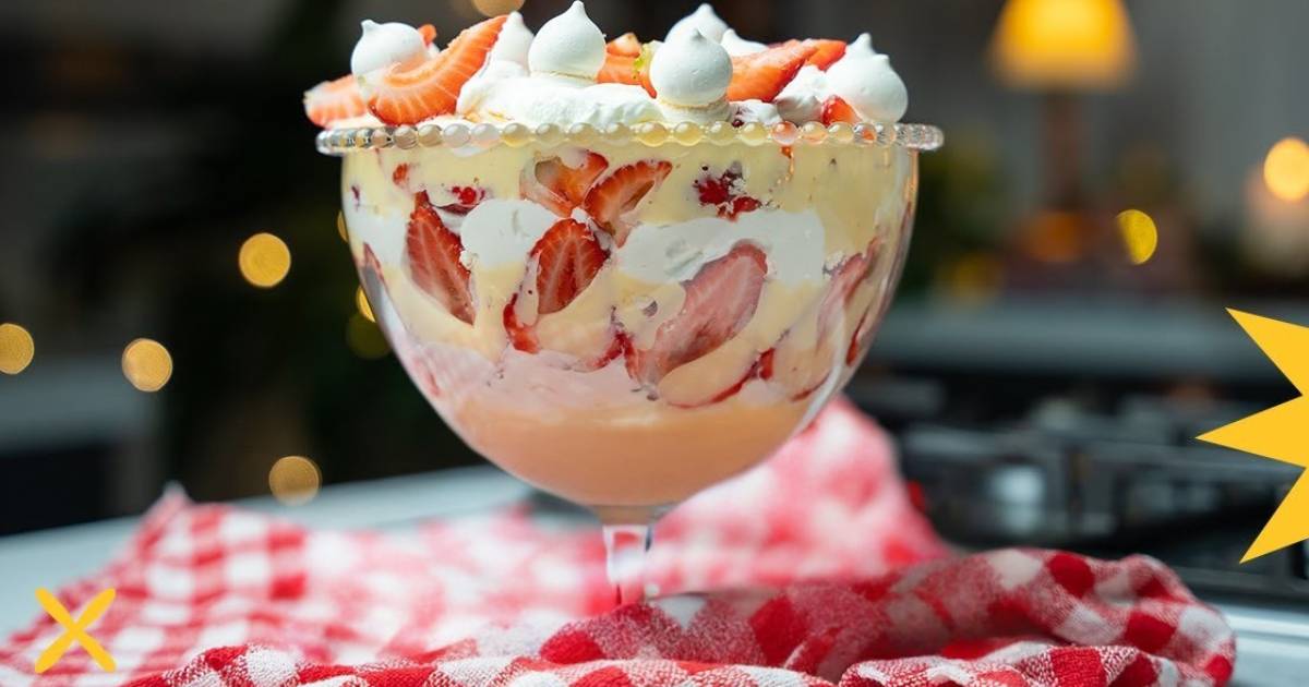 Prepare um delicioso merengue de morango com creme de confeiteiro, chantilly e suspiros. Perfeito para...