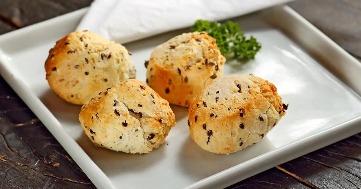 Pão de Queijo Fit Multigrãos: saudável, crocante por fora e macio por dentro. Fácil e...