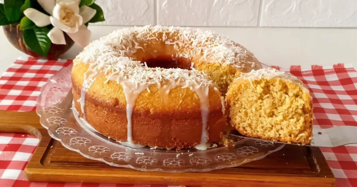 Esse bolo de coco é perfeito para o café da tarde ou para compartilhar com...