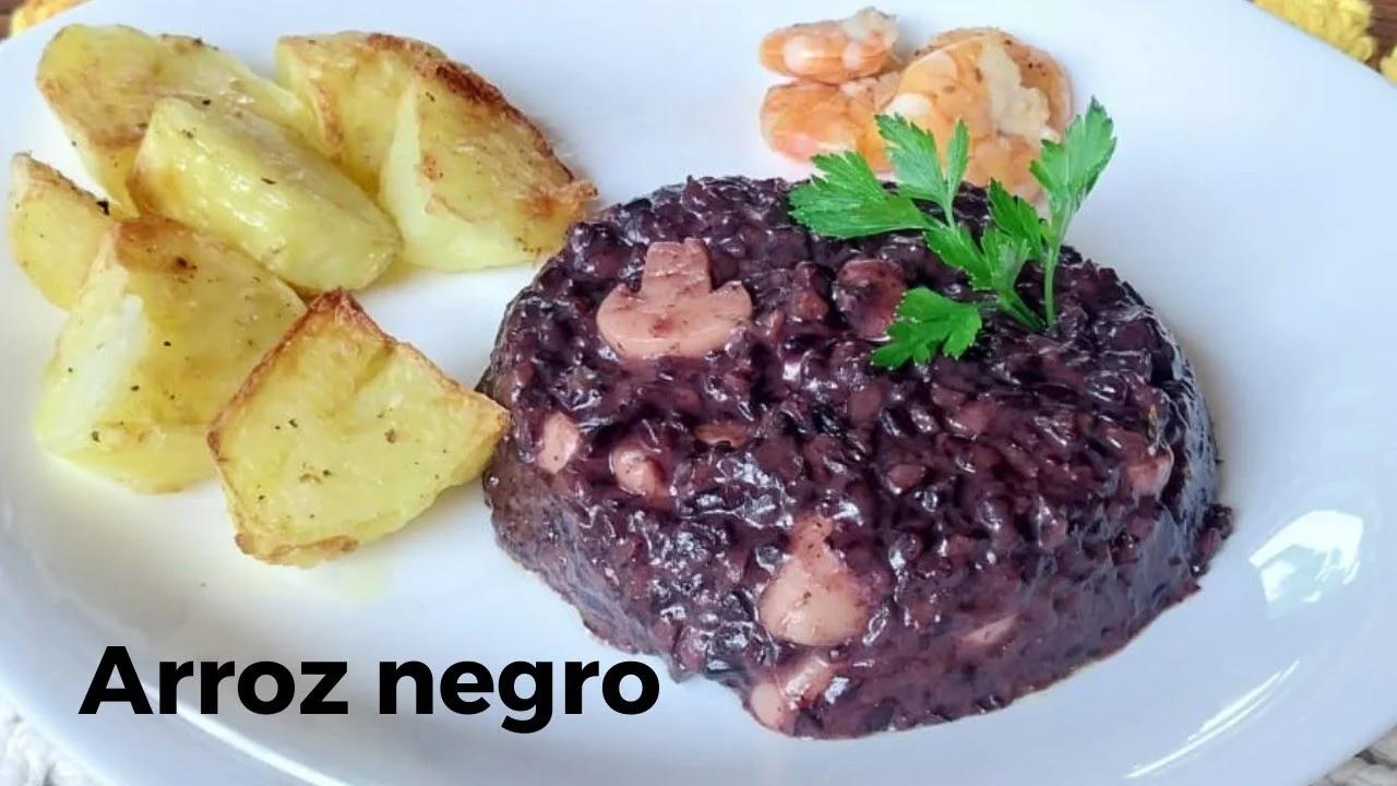 Aprenda como fazer Risoto de Arroz Negro com Camarões. Receita fácil, sofisticada e perfeita para...