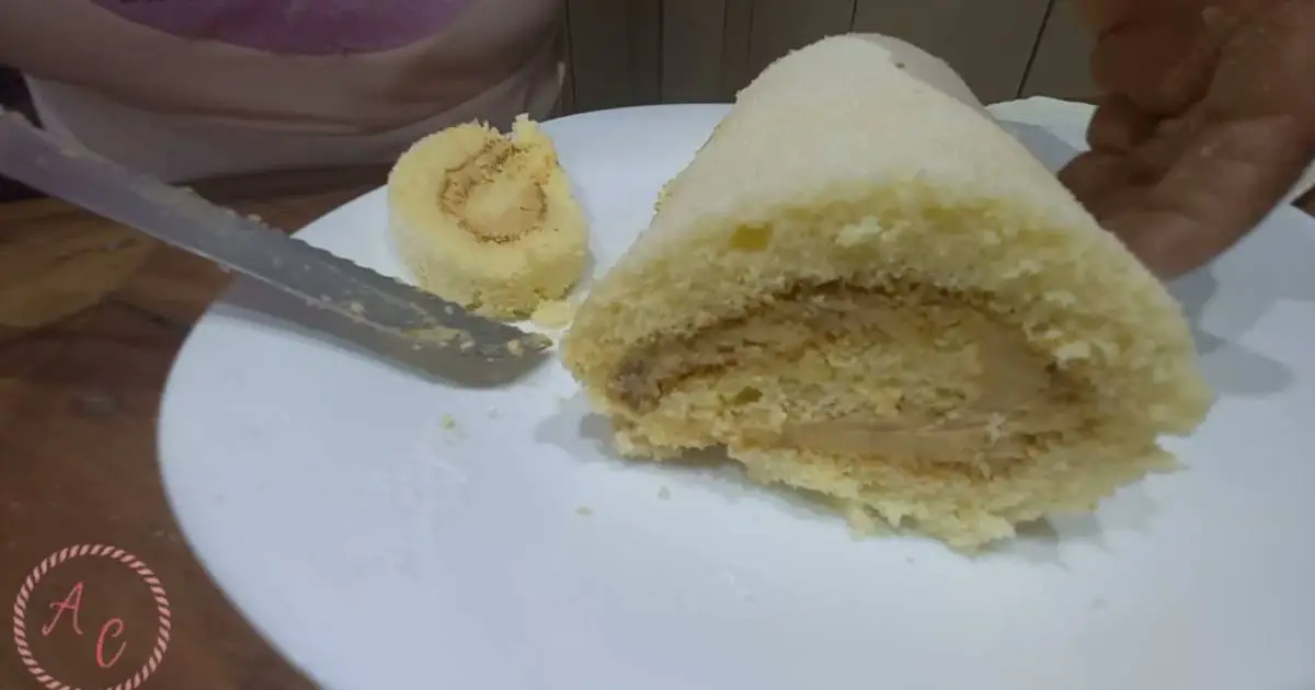 Aprenda como fazer um rocambole de doce de leite com massa fofinha e recheio cremoso....