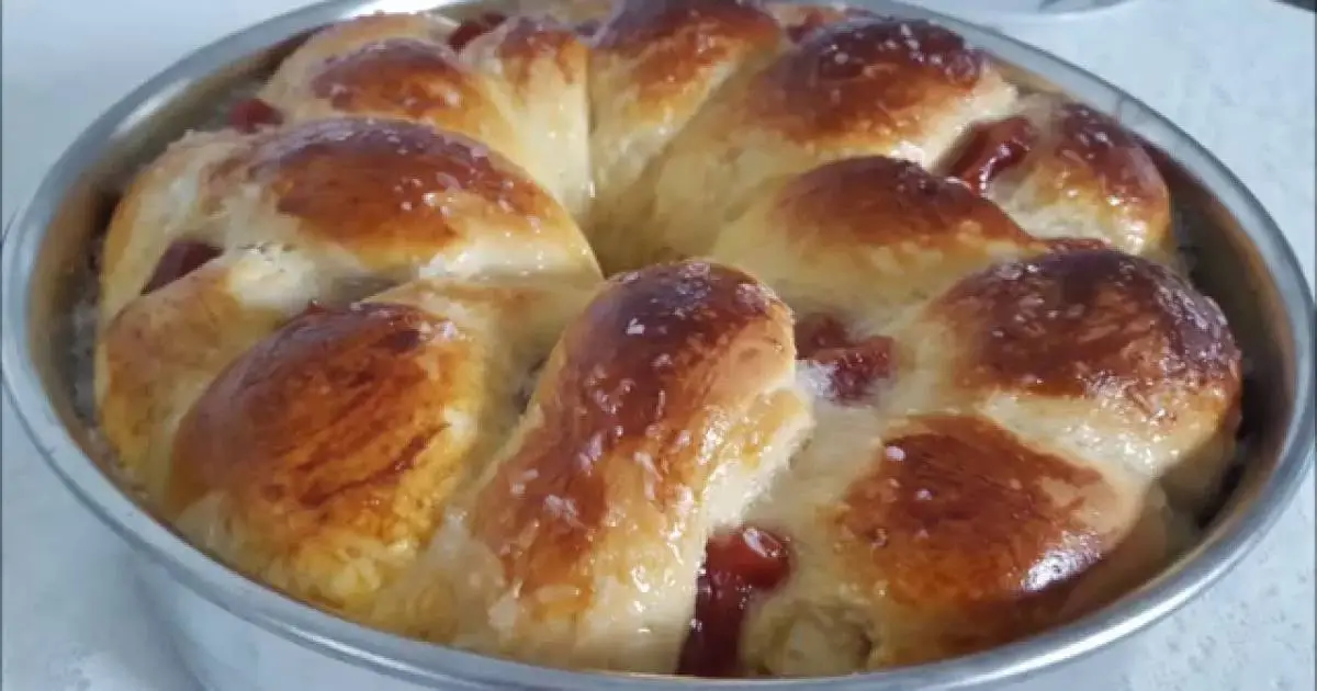 Aprenda a fazer uma rosca fofinha com recheio de goiabada, fácil e deliciosa, perfeita para...