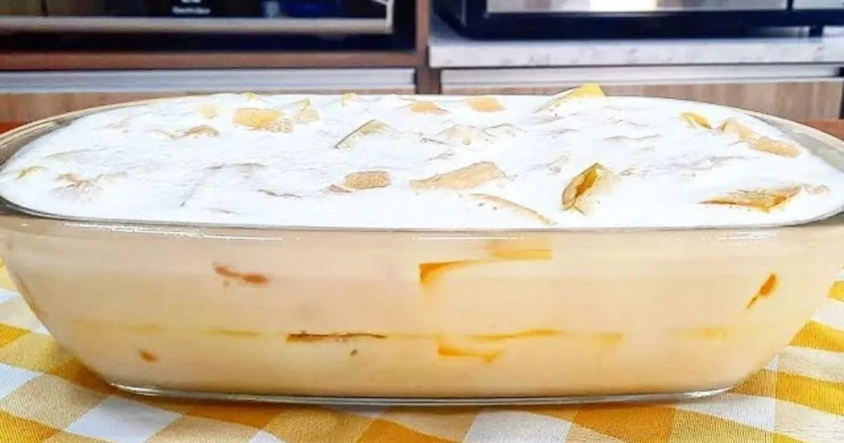 Sobremesa fácil de abacaxi com gelatina e creme, refrescante, econômica e perfeita para qualquer ocasião!...