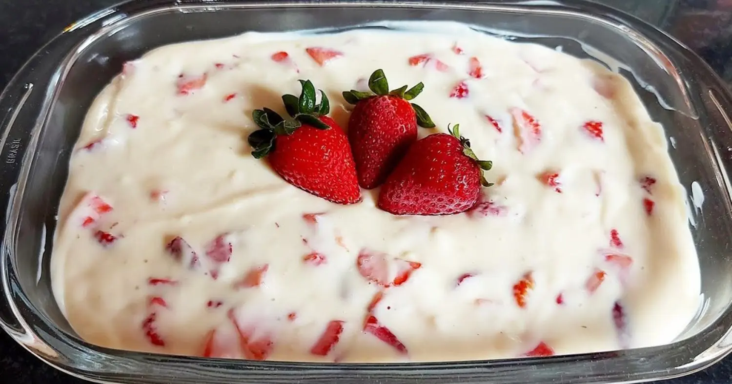 Aprenda essa sobremesa de morango gelada fácil e irresistível em poucos passos....