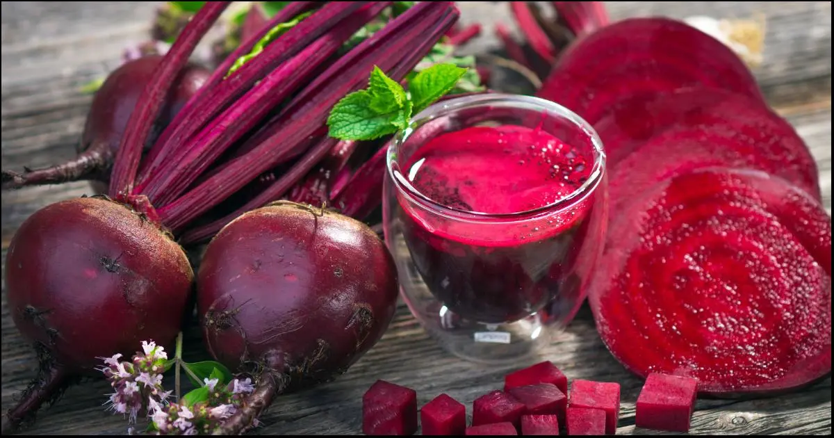 Descubra como o suco de beterraba pode melhorar sua saúde, treinos e até ajudar no...