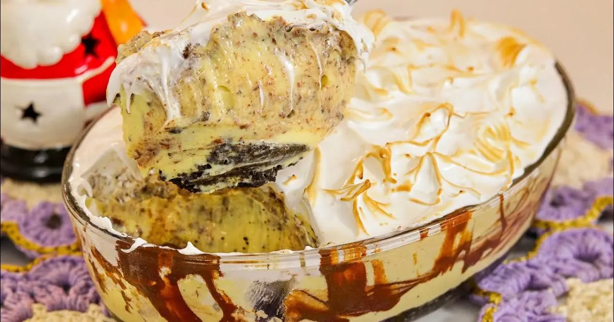 Torta cremosa de mousse de maracujá com trufas e merengue, perfeita para ocasiões especiais....