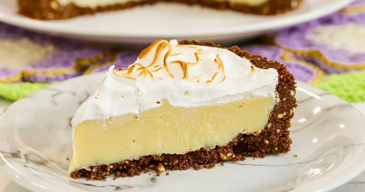 Torta cremosa de pistache com base Ferrero Rocher, merengue suíço e recheio irresistível....